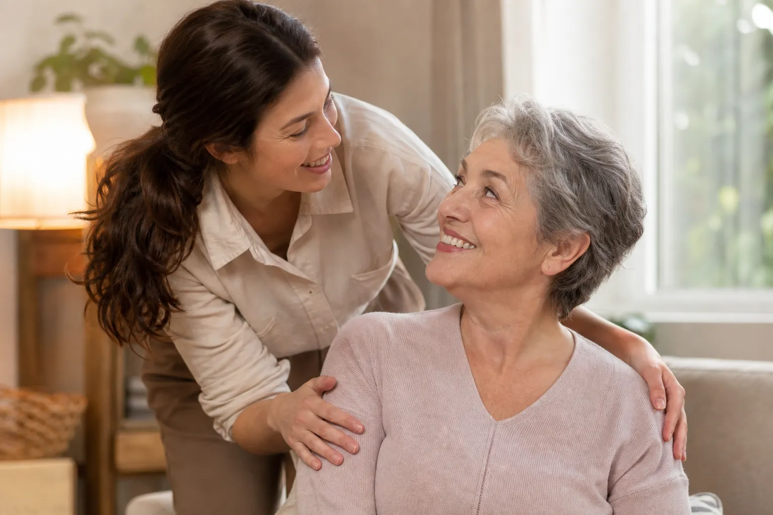 Deux femmes, une plus jeune et une plus âgée, souriant et se tenant tendrement.