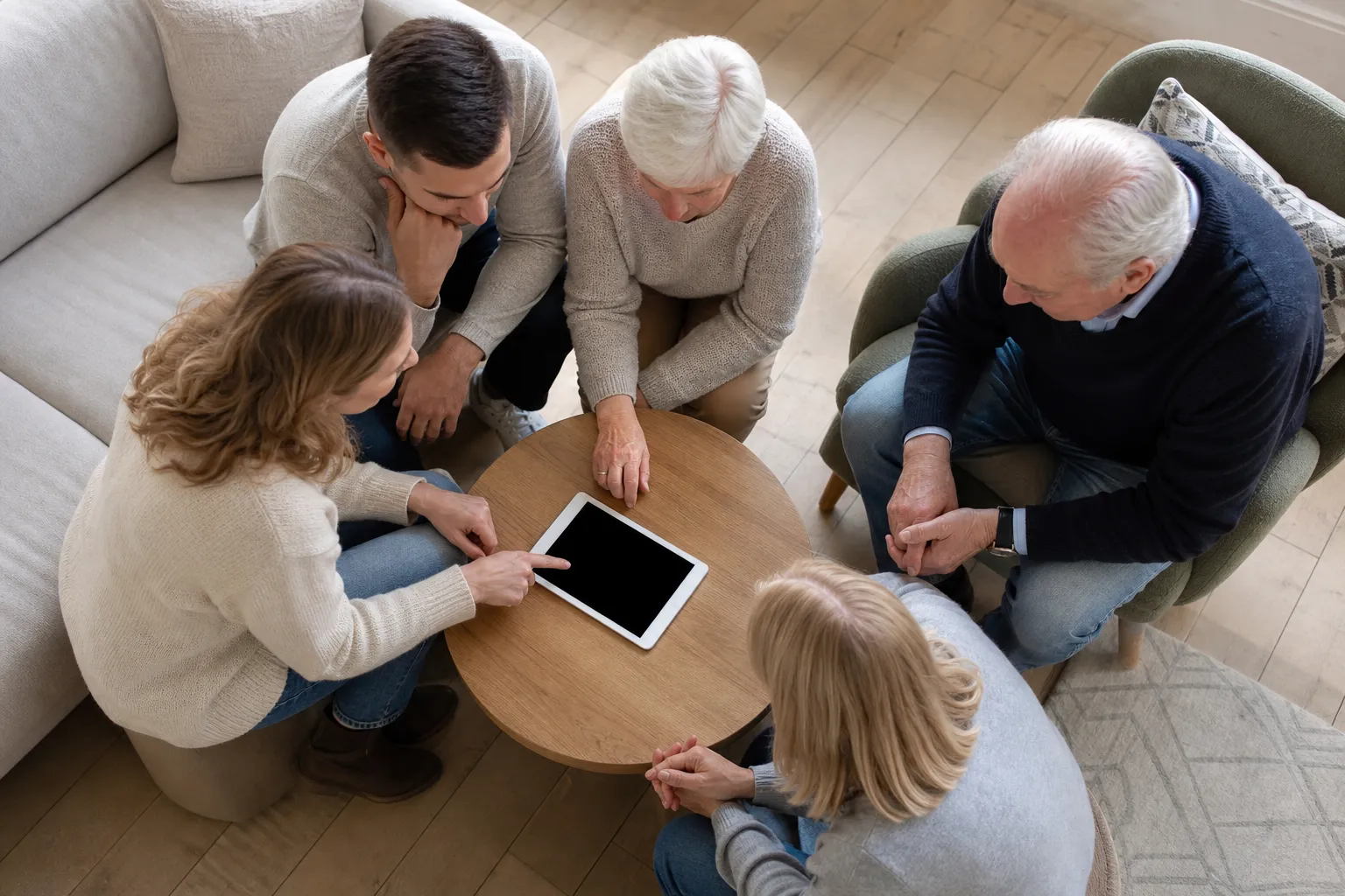 Famille multigénérationnelle utilisant une tablette ensemble.