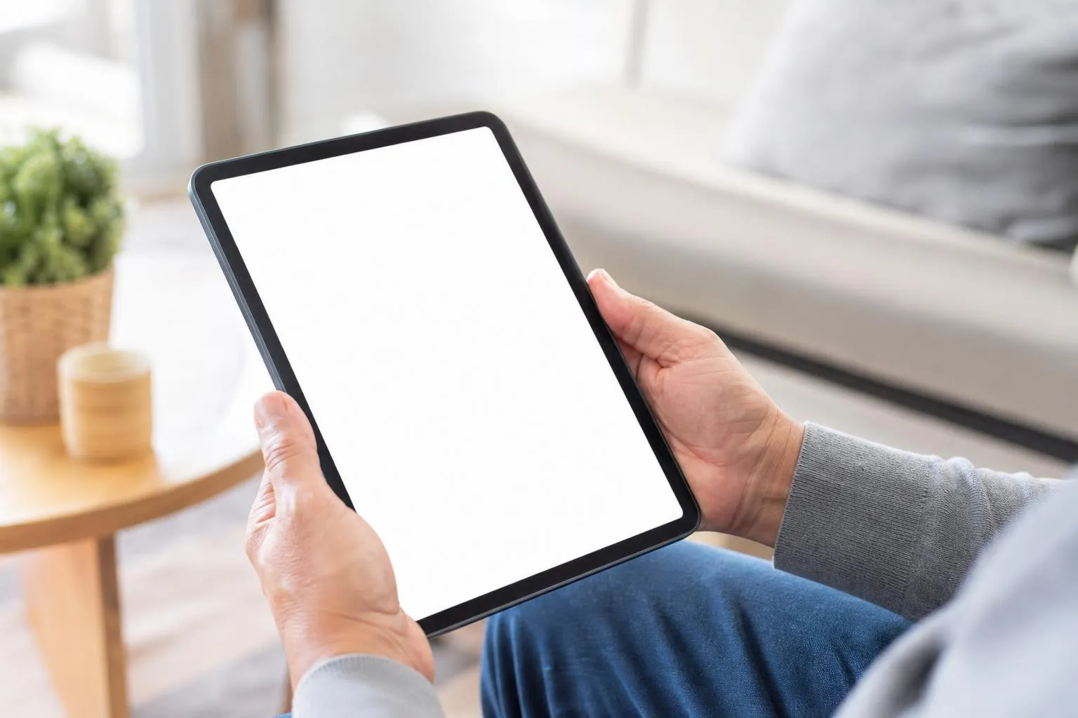 Tablette numérique tenue dans les mains d'une personne.
