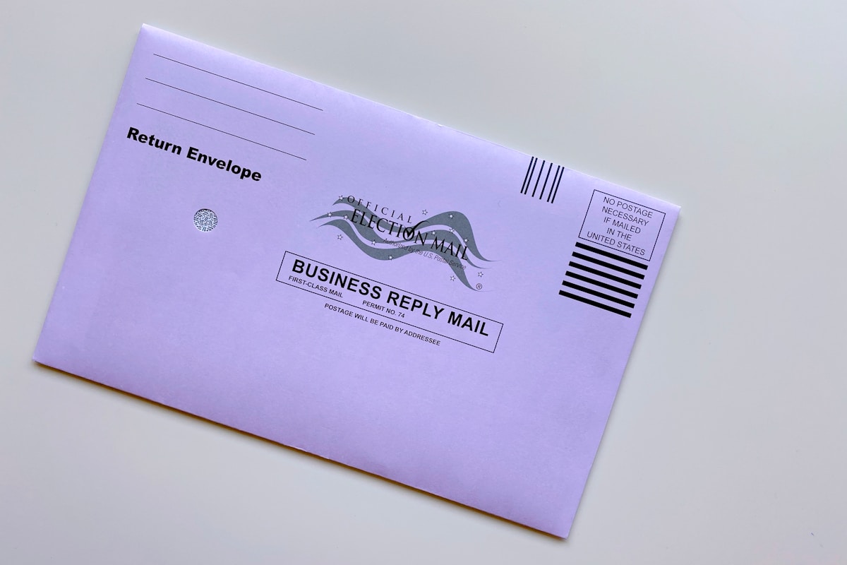 Enveloppe de courrier d'affaires violet pâle avec texte et graphiques.