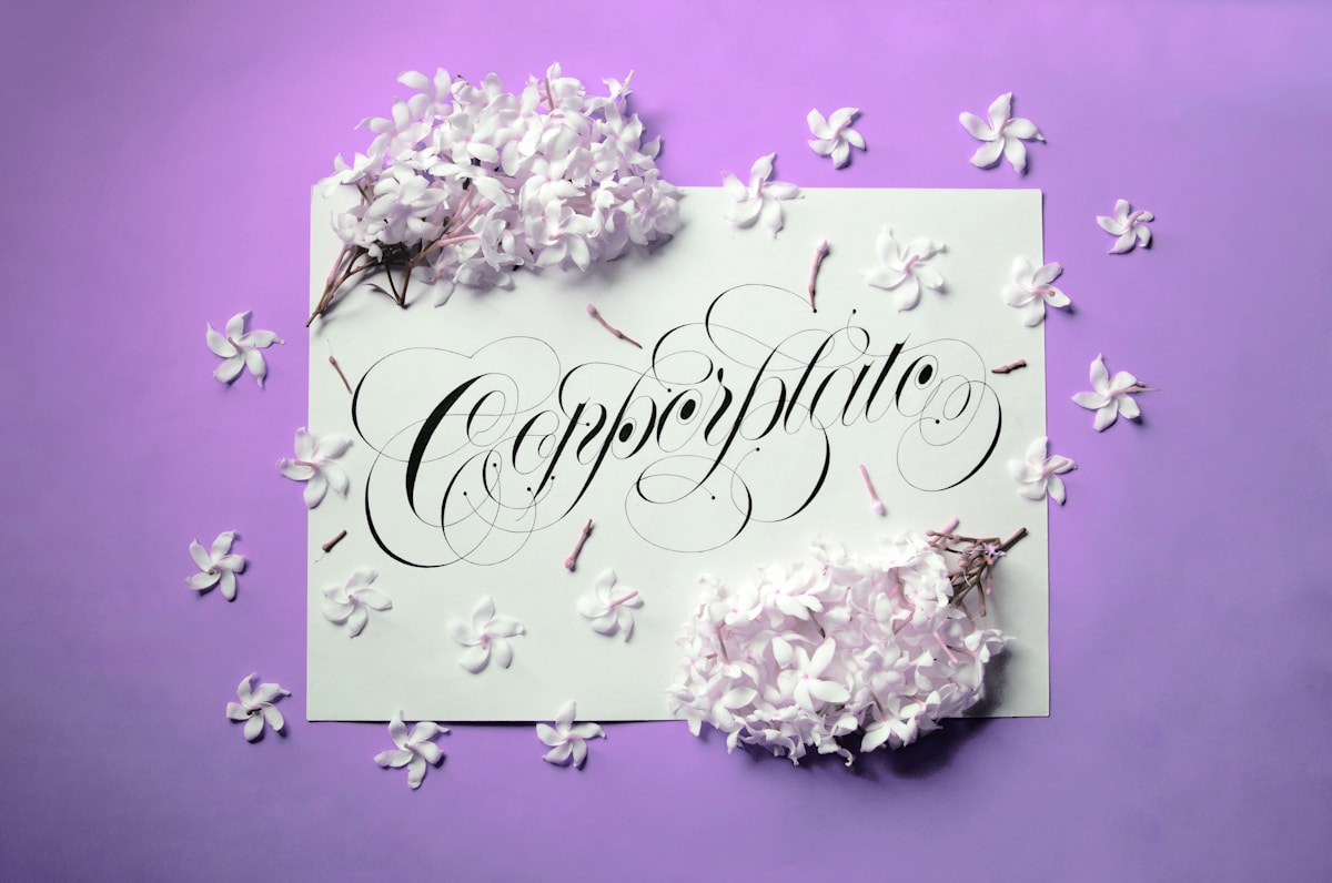 Fleurs blanches, calligraphie élégante, fond violet, décoration florale.