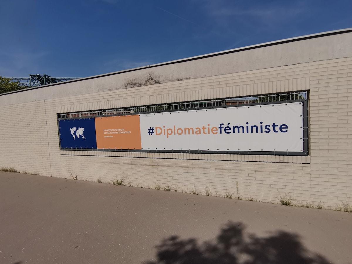 Bannière publicitaire pour la diplomatie féministe du ministère des Affaires étrangères.