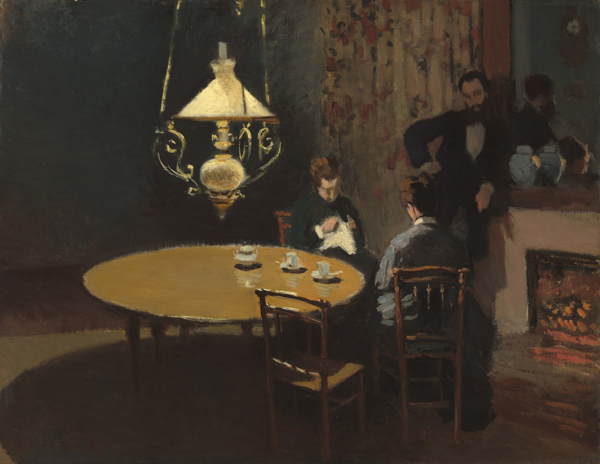 Scène d'intérieur élégante avec lampe suspendue et personnes assises.