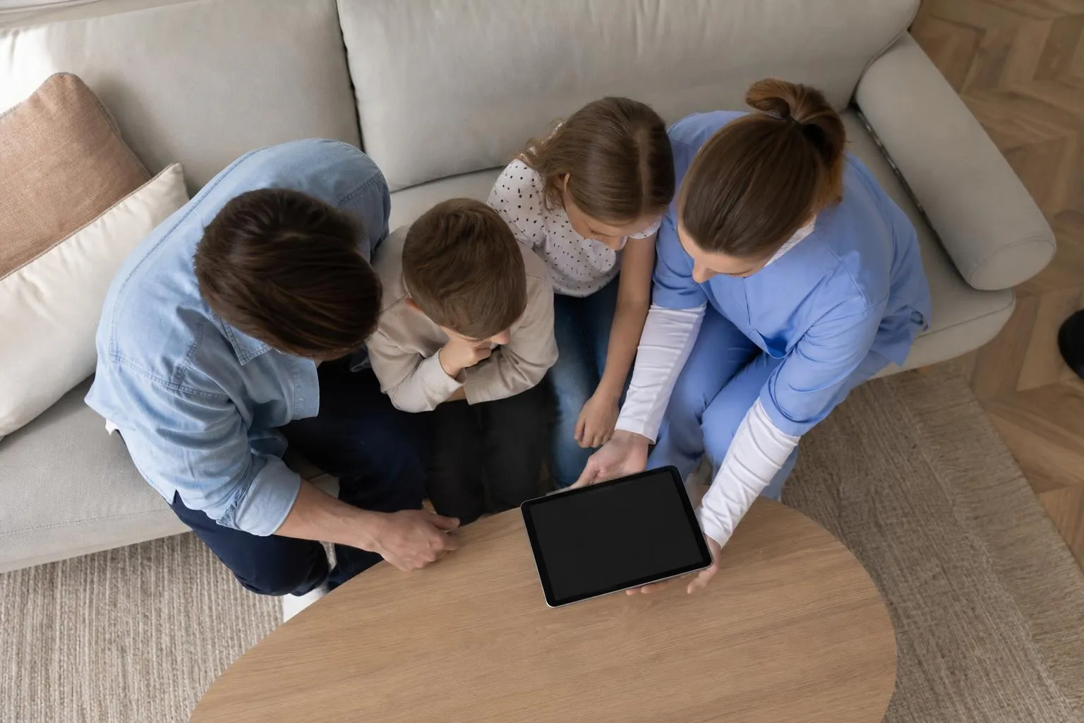 Famille unie regardant ensemble une tablette numérique.