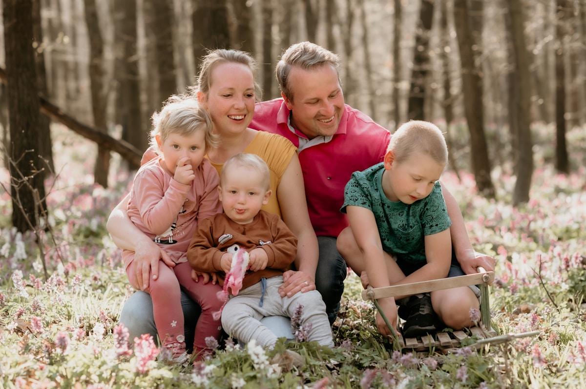 Famille heureuse dans un cadre naturel verdoyant.
