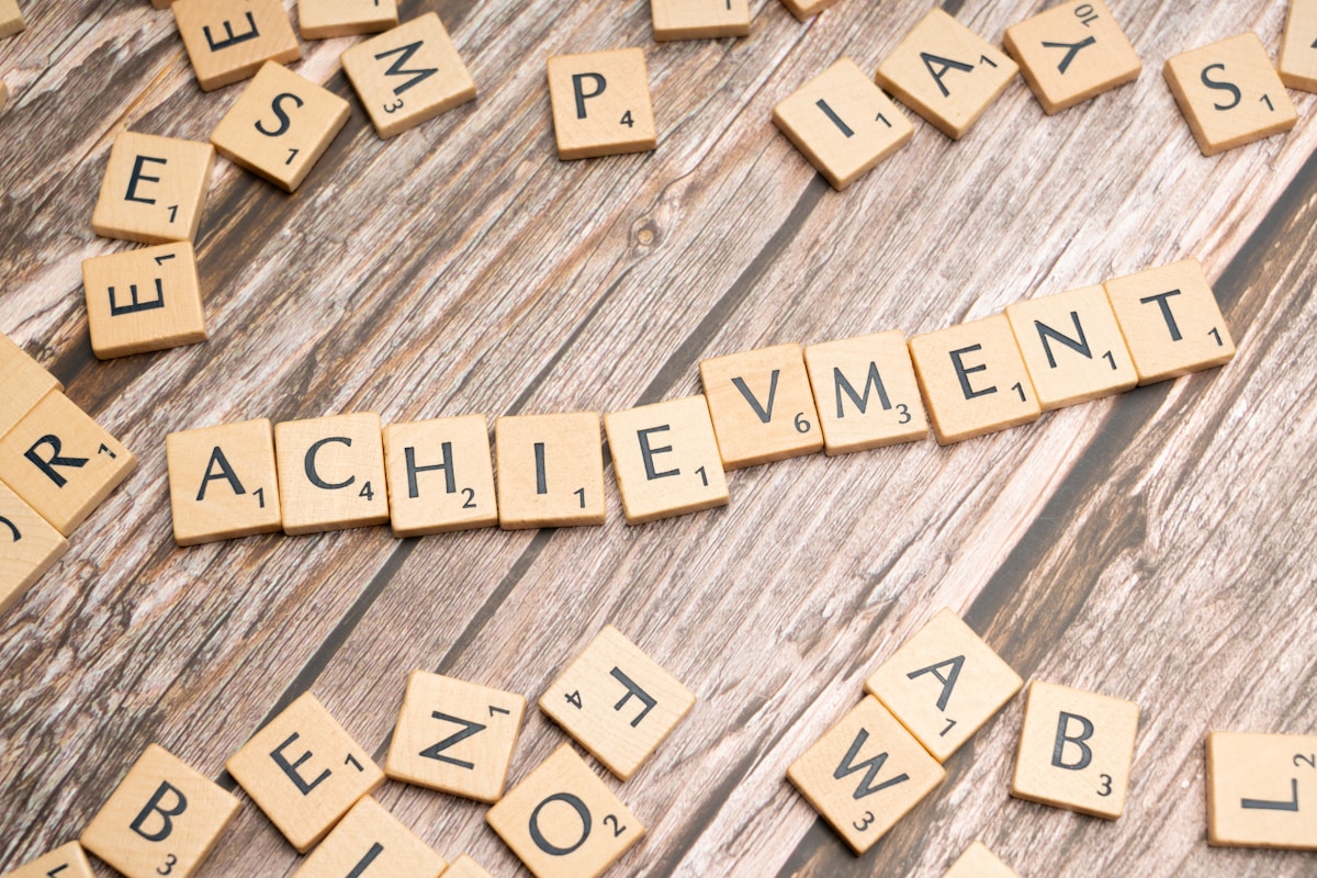 Lettres de Scrabble éparpillées sur un fond en bois.