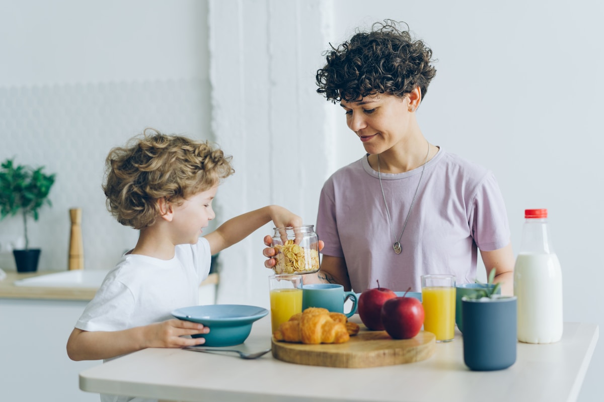 Mère et enfant préparant un repas sain ensemble.