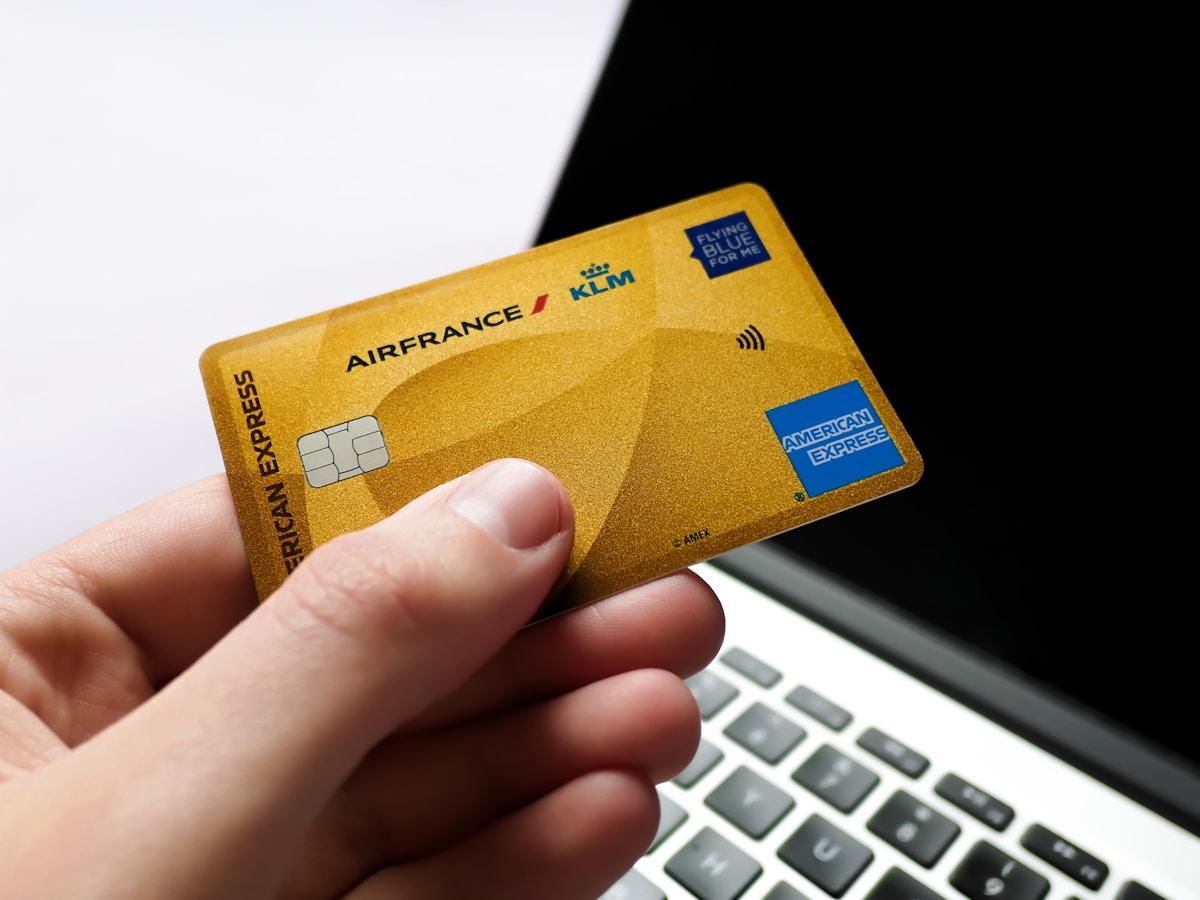 Carte de crédit dorée Air France American Express sur un clavier d'ordinateur.