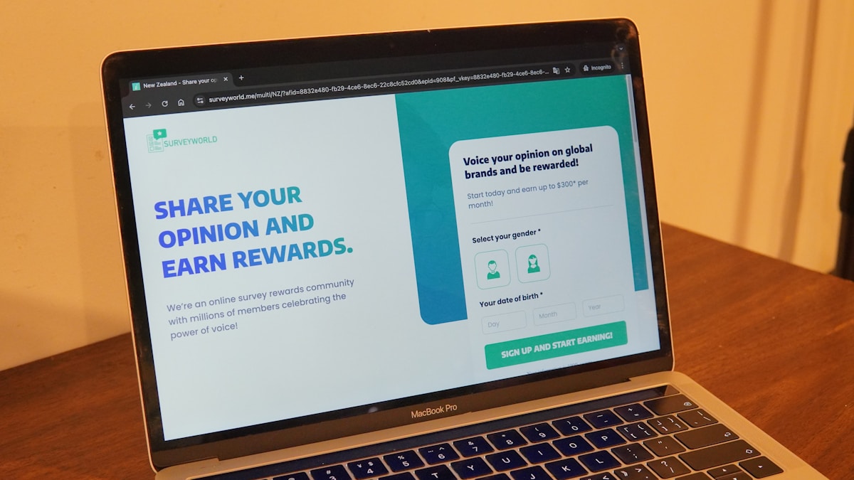 Ordinateur portable avec une page web offrant des récompenses pour partager des opinions.